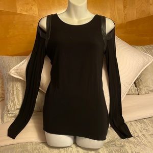 Bailey 44 Cold Shoulder